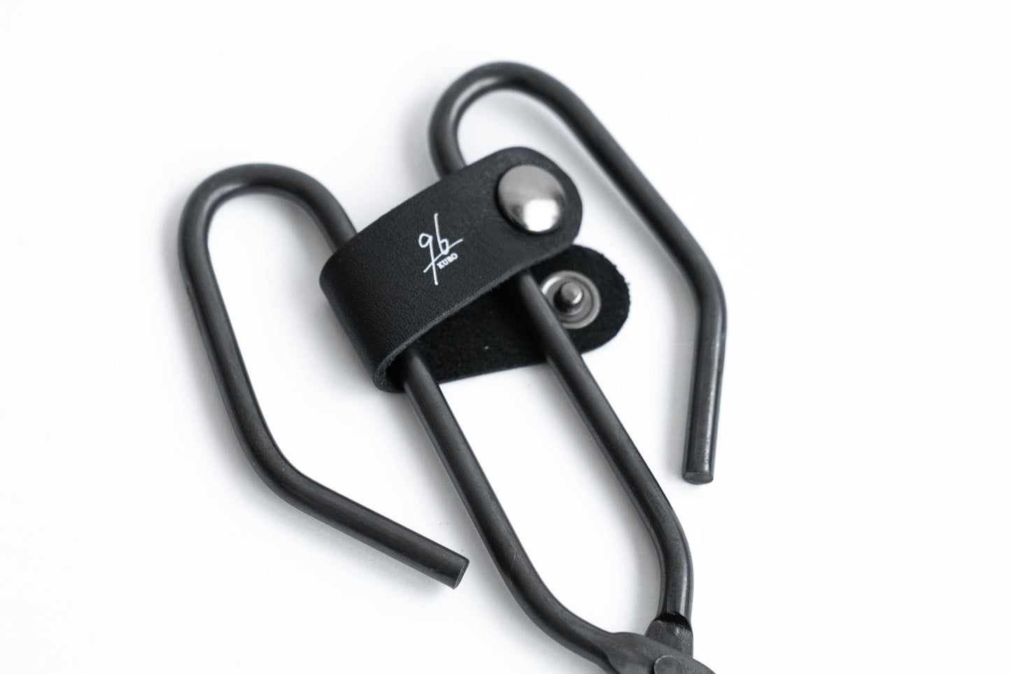 96【KURO】黒染め火ばさみ|クラシックタイプの薪つかみ|日本製・キャンプ用トング代替品|オリジナル本革留め具付き