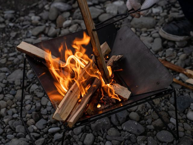 96【KURO】黒染め焚火台｜炎が映える光反射防止設計｜簡単組立・薄型収納