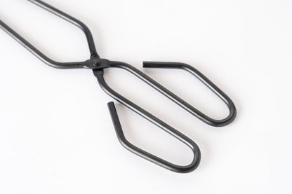 96【KURO】黒染め火ばさみ｜クラシックタイプの薪つかみ｜日本製・キャンプ用トング代替品｜オリジナル本革留め具付き