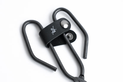 96【KURO】黒染め火ばさみ｜クラシックタイプの薪つかみ｜日本製・キャンプ用トング代替品｜オリジナル本革留め具付き