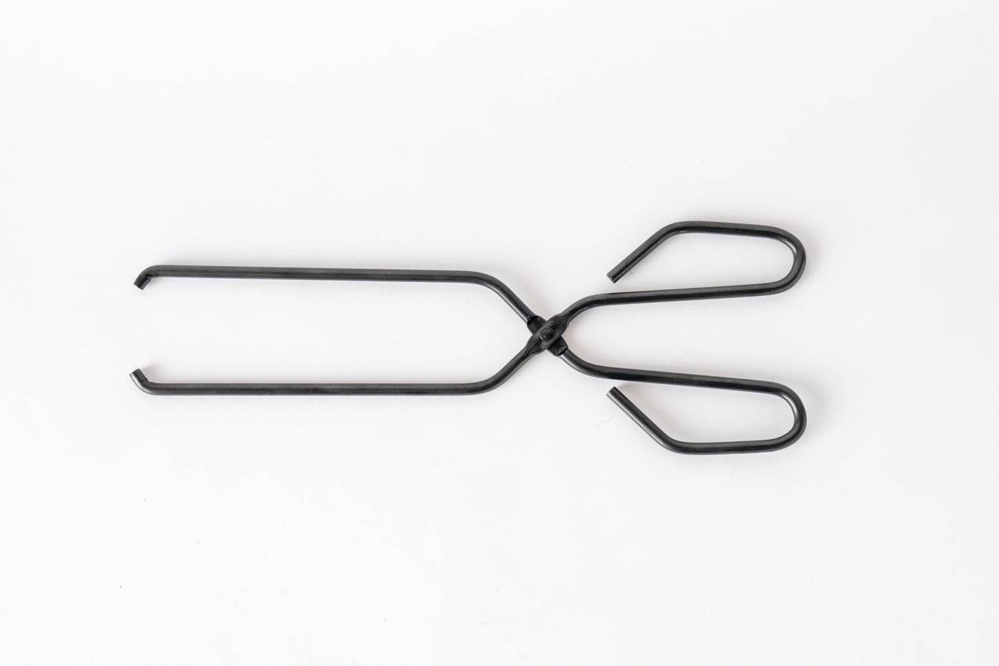 96【KURO】黒染め火ばさみ｜クラシックタイプの薪つかみ｜日本製・キャンプ用トング代替品｜オリジナル本革留め具付き