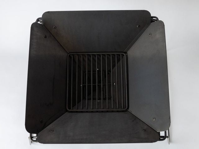 96【KURO】黒染め焚火台｜炎が映える光反射防止設計｜簡単組立・薄型収納