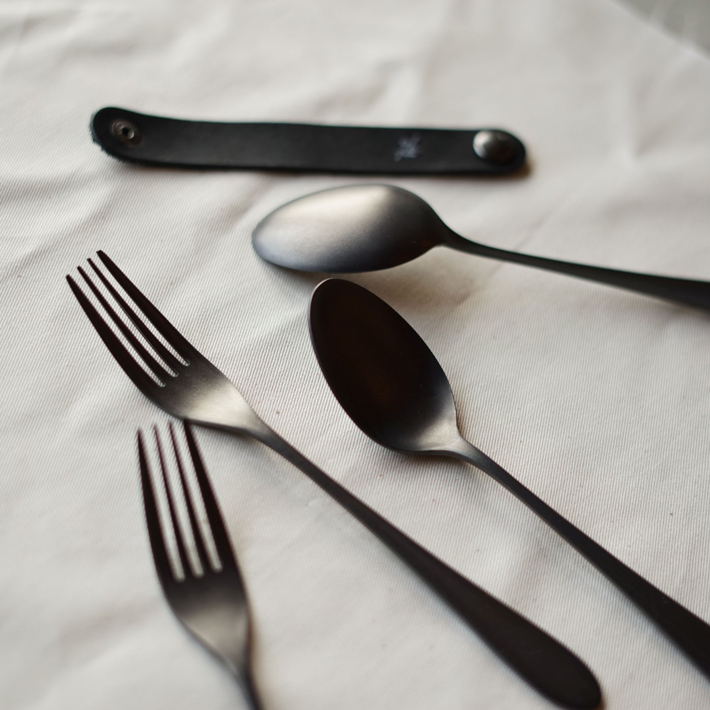 【96 KURO】カトラリー贈りものパッケージAざらざら｜黒染めステンレス製ギフトセット・日本製