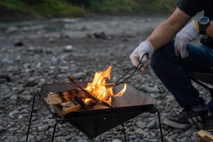 96【KURO】黒染め火ばさみ｜クラシックタイプの薪つかみ｜日本製・キャンプ用トング代替品｜オリジナル本革留め具付き